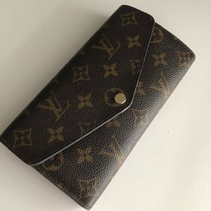 LV Sarah Wallet Excellent Condition